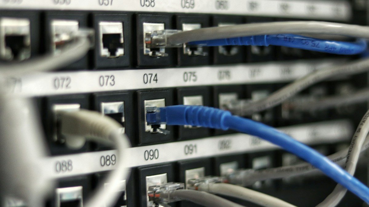 EPABX Intercom vs Cloud IP‑PBX Phone Systems: Office Telephony Buying Guide
